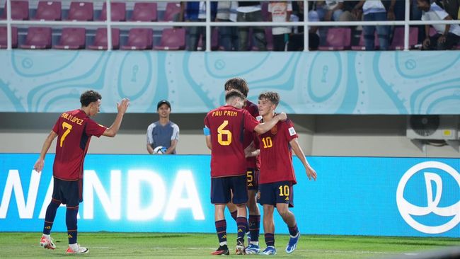 Timnas Spanyol U-17 unggul 2-1 atas Uzbekistan pada babak pertama laga Grup B Piala Dunia U-17 2023 di Stadion Manahan, Solo, Kamis (16/11).